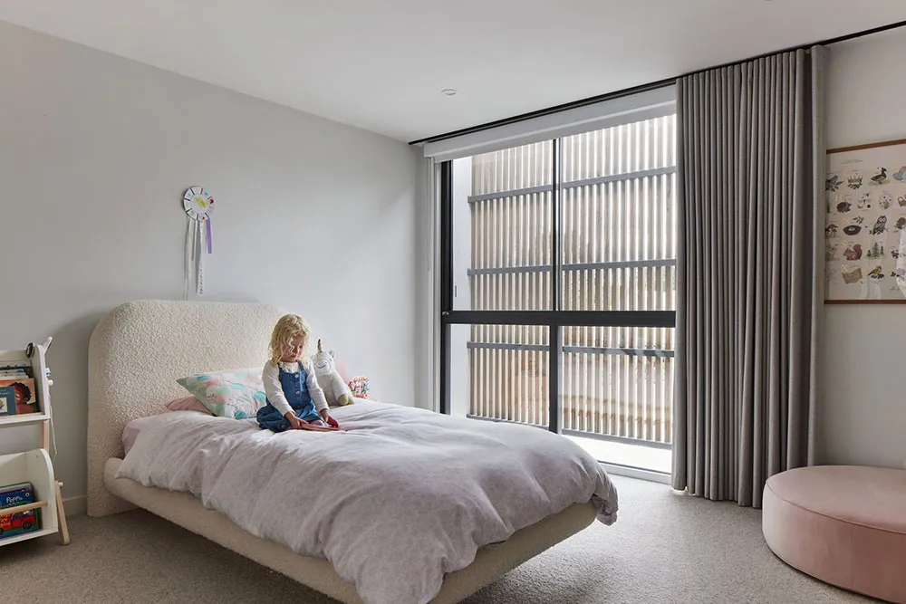 Невеликий сучасний будинок в Австралії з багатьма вікнами - Gallery image 10