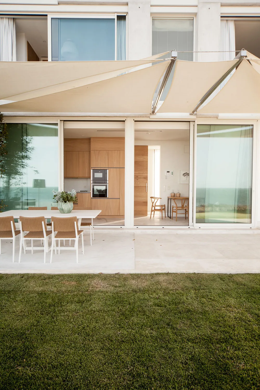 Светлый современный интерьер на берегу моря в Испании - Gallery image 7