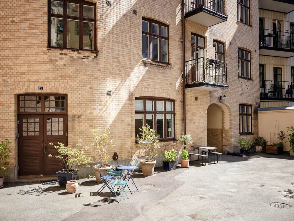 Светлый скандинавский интерьер со старинной кирпичной стеной на кухне (87 кв. м) - Gallery image 21