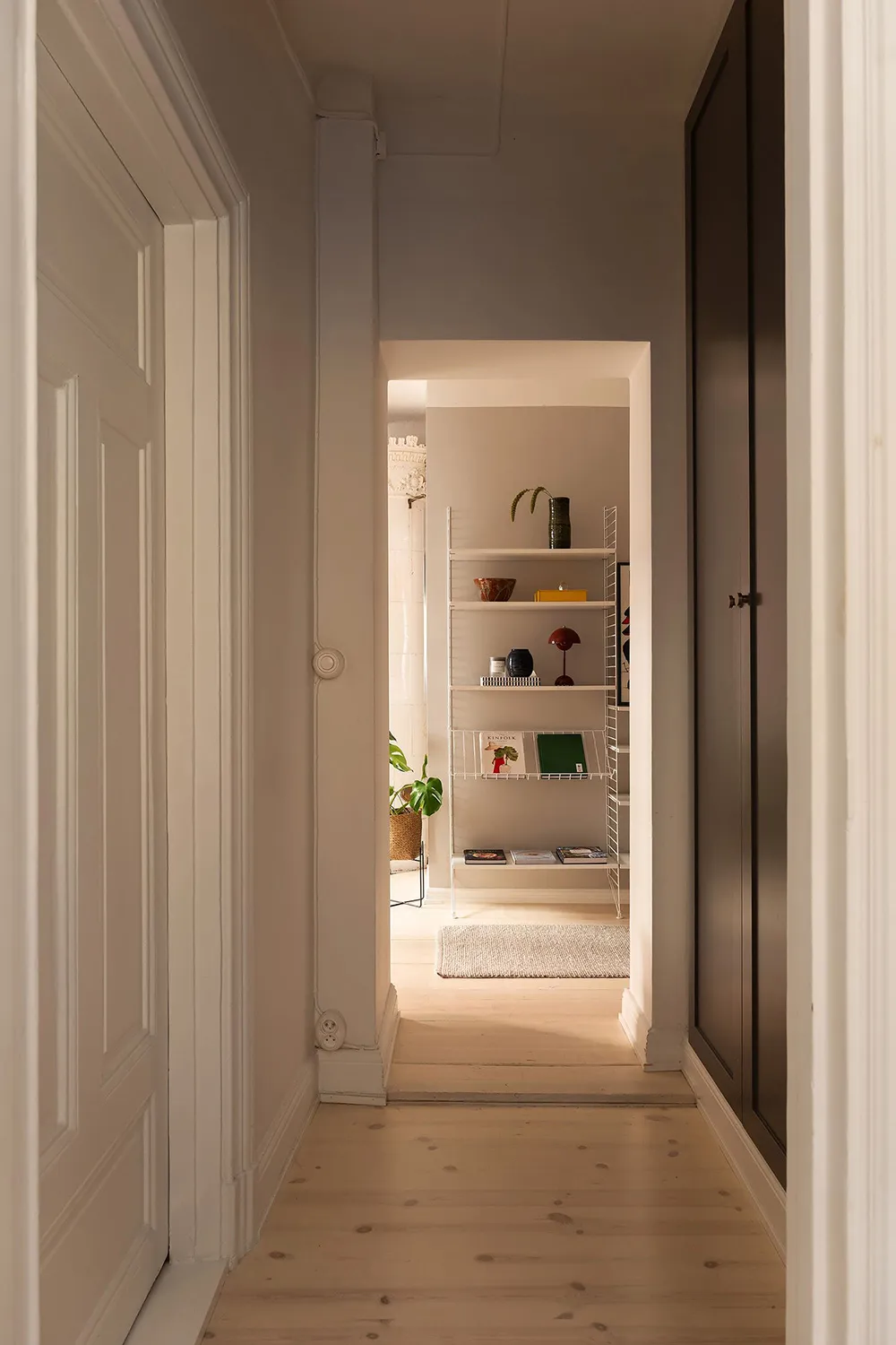 Стильний інтер'єр малої квартири з видом на кам'яну стіну (44 кв. м) - Gallery image 17