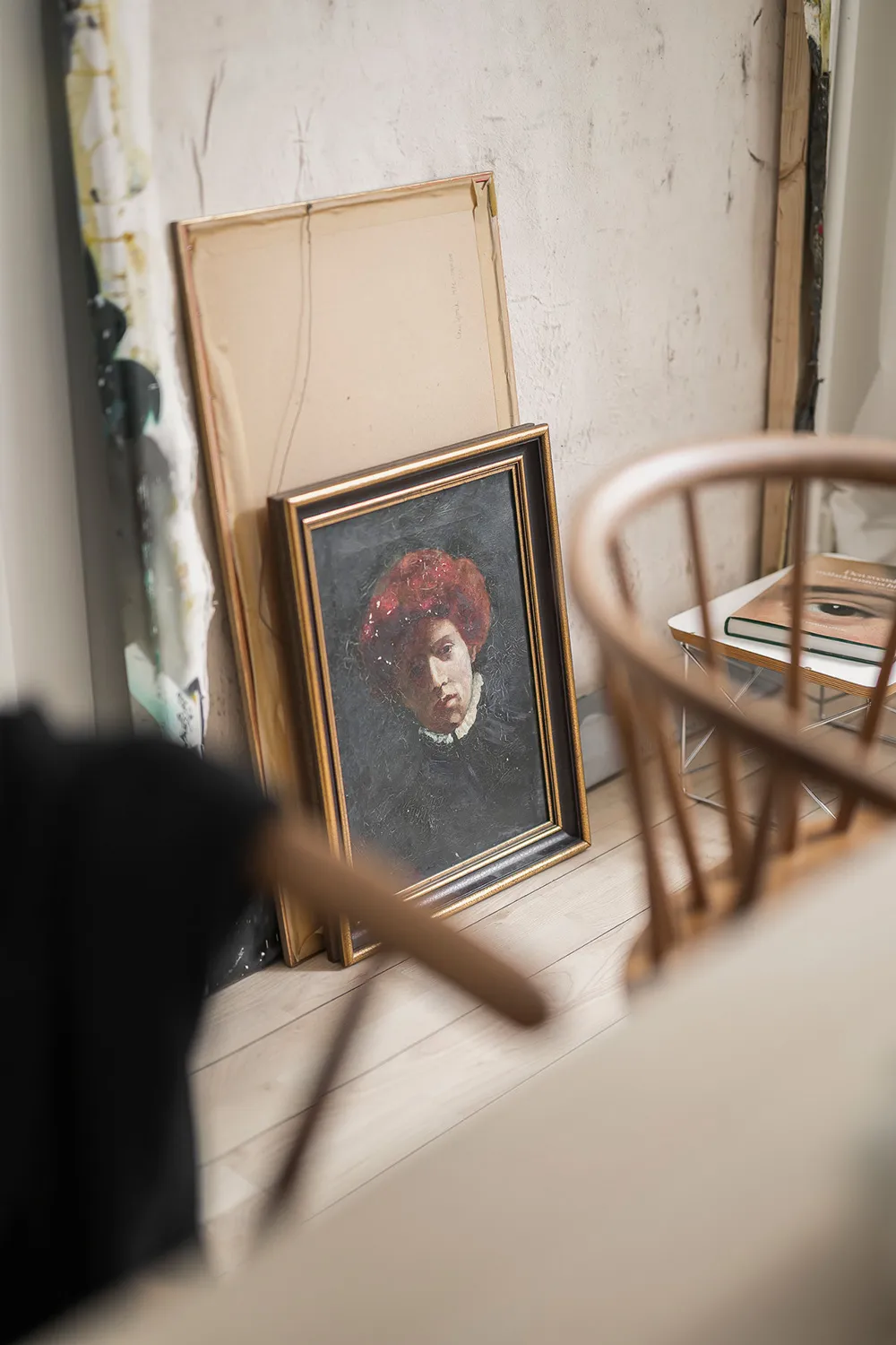 Белая скандинавская квартира с тёмным диваном (79 кв. м) - Gallery image 13