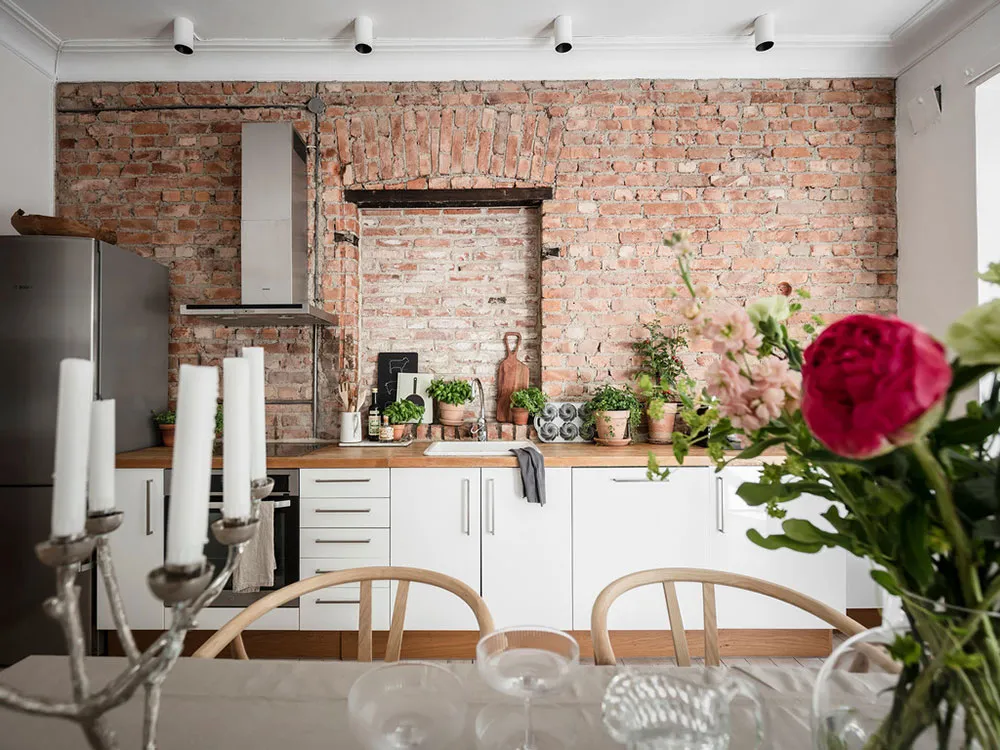 Светлый скандинавский интерьер со старинной кирпичной стеной на кухне (87 кв. м) - Gallery image 5