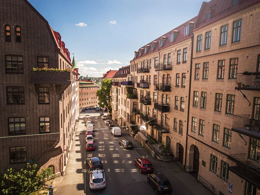 Светлый скандинавский интерьер со старинной кирпичной стеной на кухне (87 кв. м) - Gallery image 22