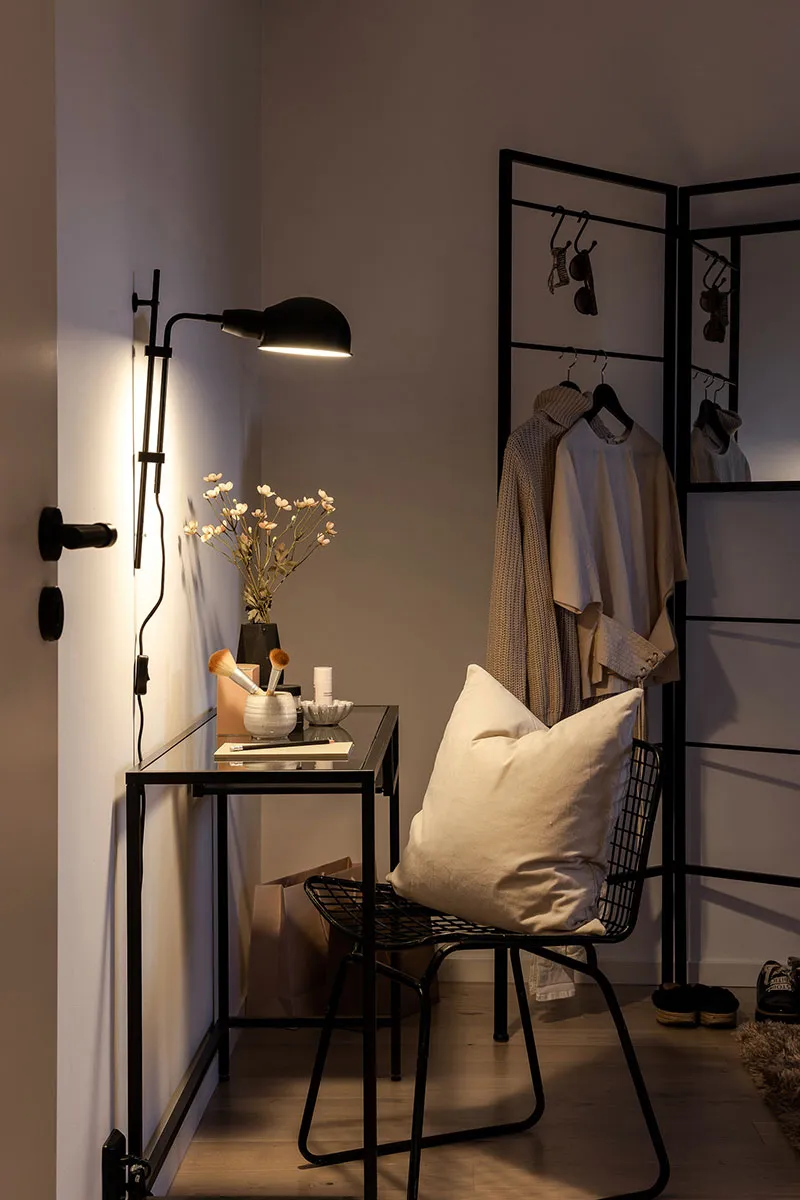 Просторная мансардная квартира со стеклянной перегородкой и балками (108 кв. м) - Gallery image 27