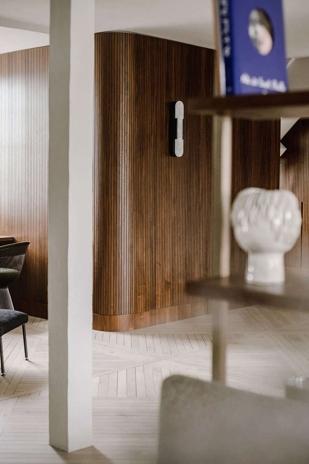 एक और पेरिस… छत के नीचे स्थित यह आकर्षक अपार्टमेंट, आधुनिक एवं स्टाइलिश डिज़ाइन का उत्कृष्ट उदाहरण है. - Gallery image 25