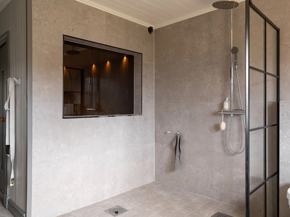 Просторные обновлённые интерьеры традиционной шведской дачи - Gallery image 21