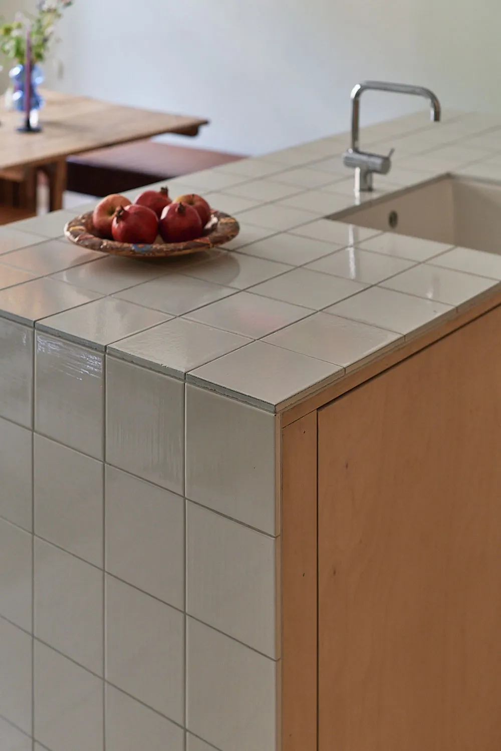 Cuisine en contreplaqué et poêle moderne : un appartement inhabituel à Stockholm (71 m²) - Gallery image 4