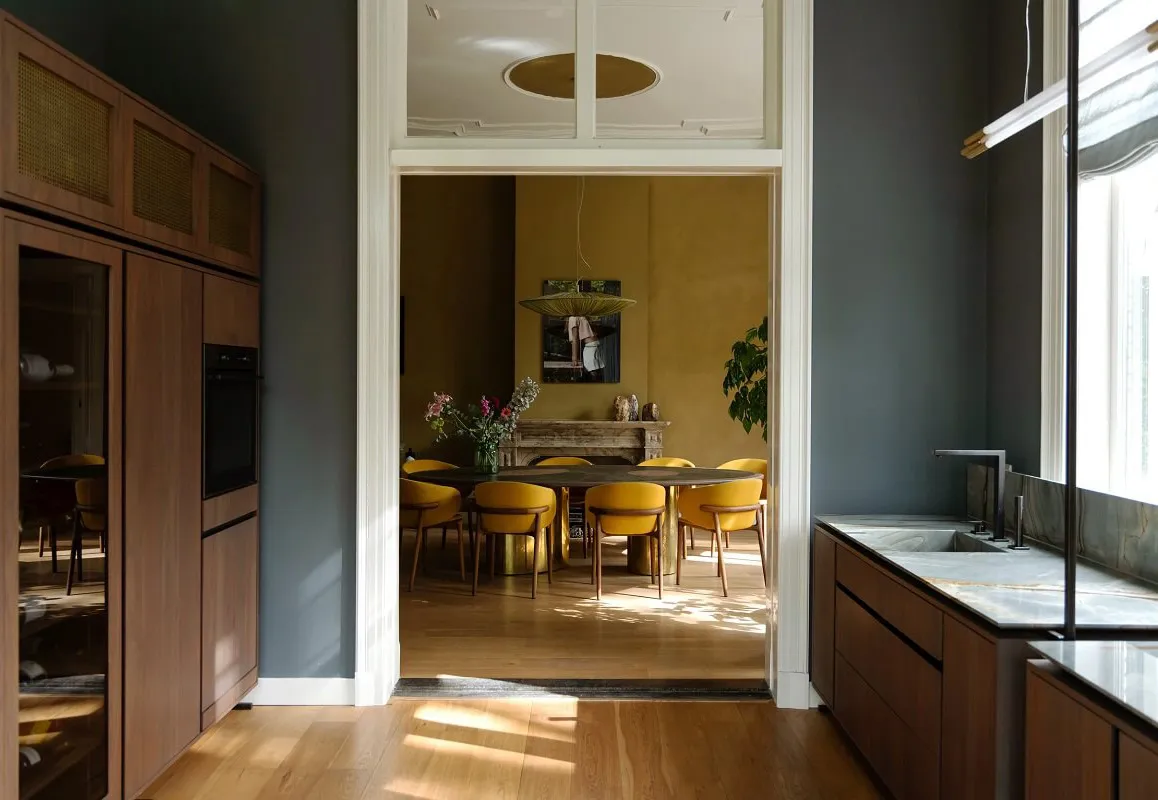 Красиві тони та стильний дизайн у інтер'єрах історичної вілли в Нідерландах - Gallery image 13