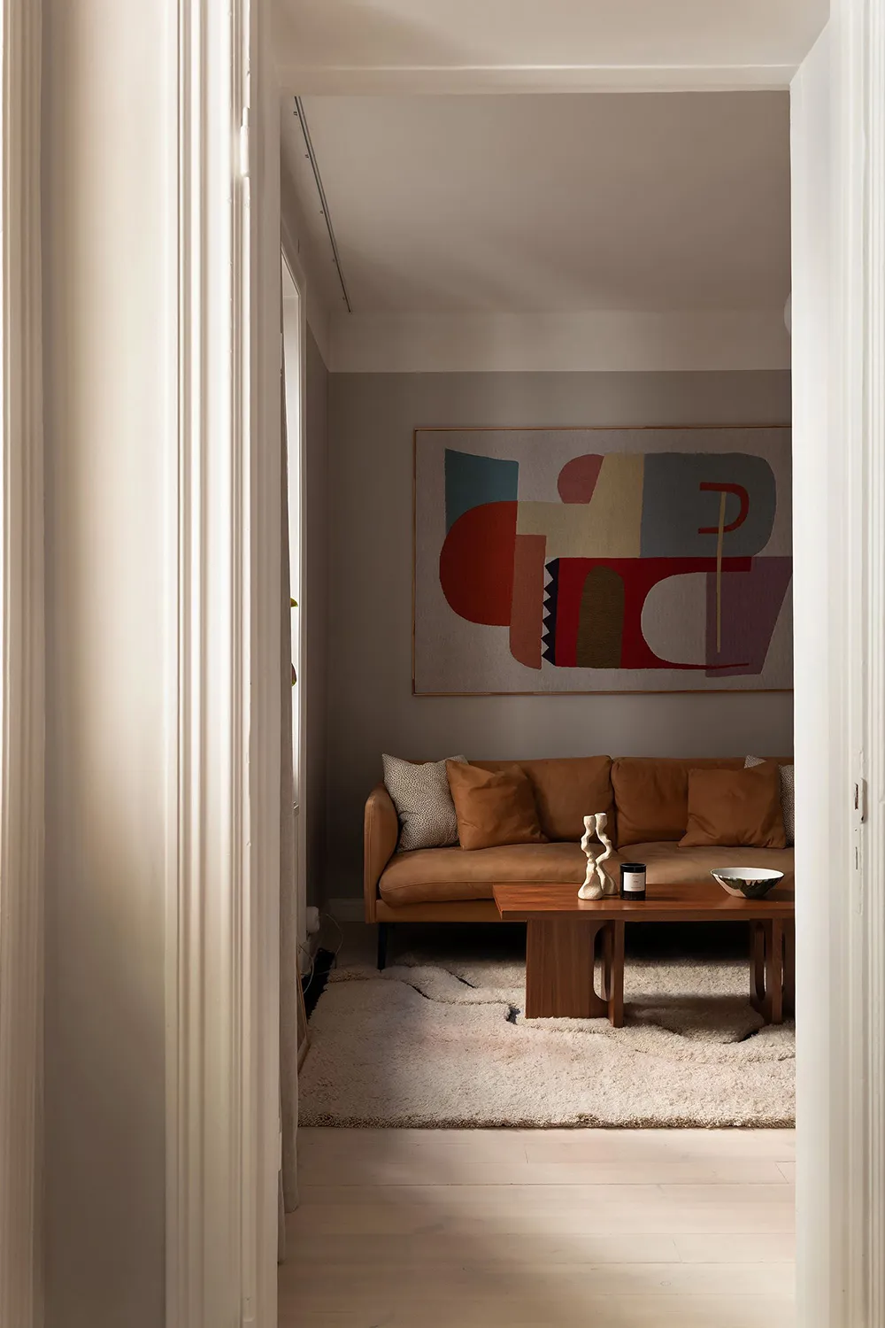 Стильний інтер'єр малої квартири з видом на кам'яну стіну (44 кв. м) - Gallery image 16