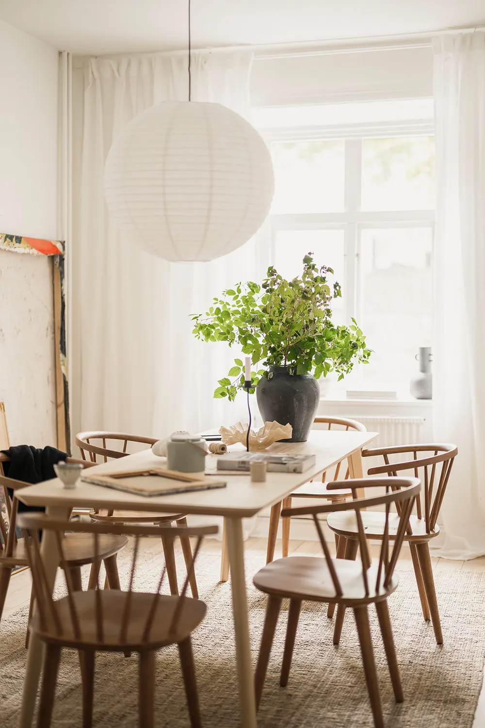 Белая скандинавская квартира с тёмным диваном (79 кв. м) - Gallery image 12