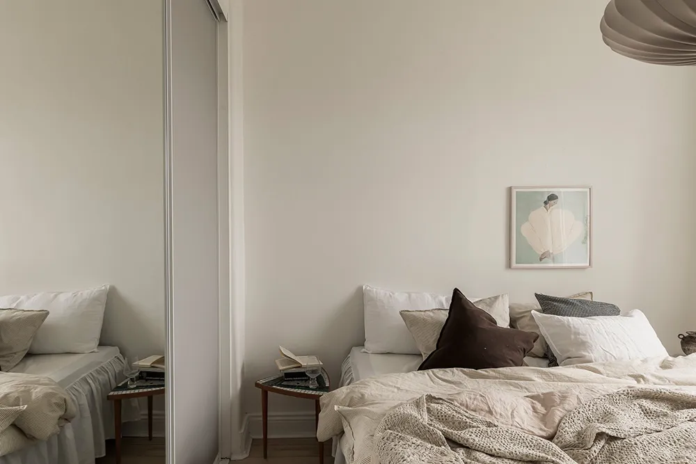 Белая скандинавская квартира с тёмным диваном (79 кв. м) - Gallery image 27