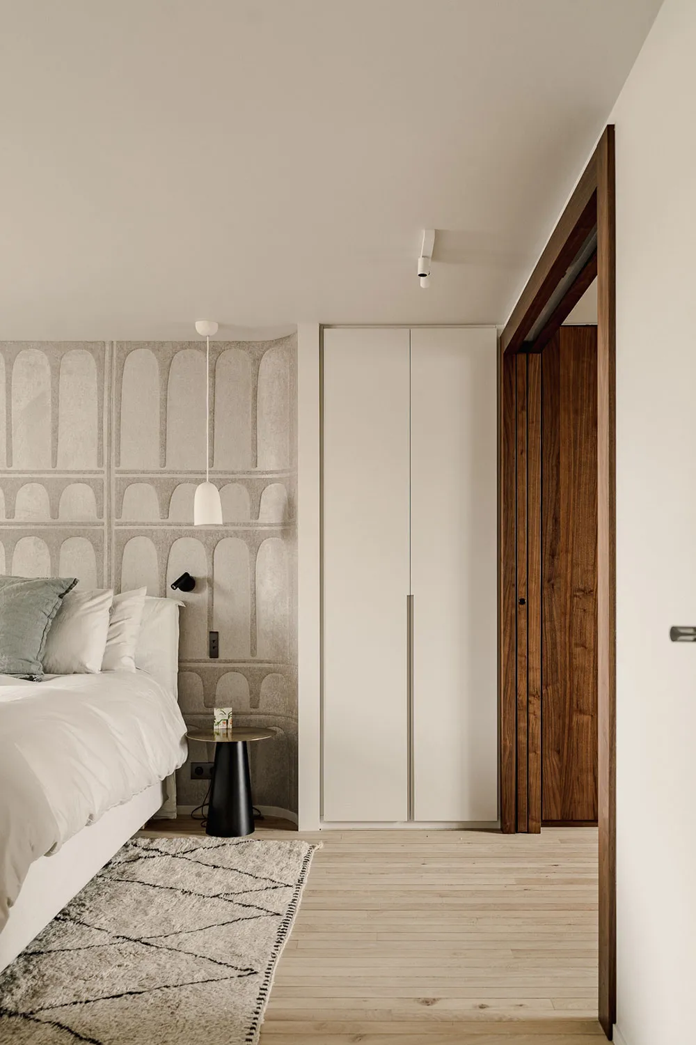 एक और पेरिस… छत के नीचे स्थित यह आकर्षक अपार्टमेंट, आधुनिक एवं स्टाइलिश डिज़ाइन का उत्कृष्ट उदाहरण है. - Gallery image 16