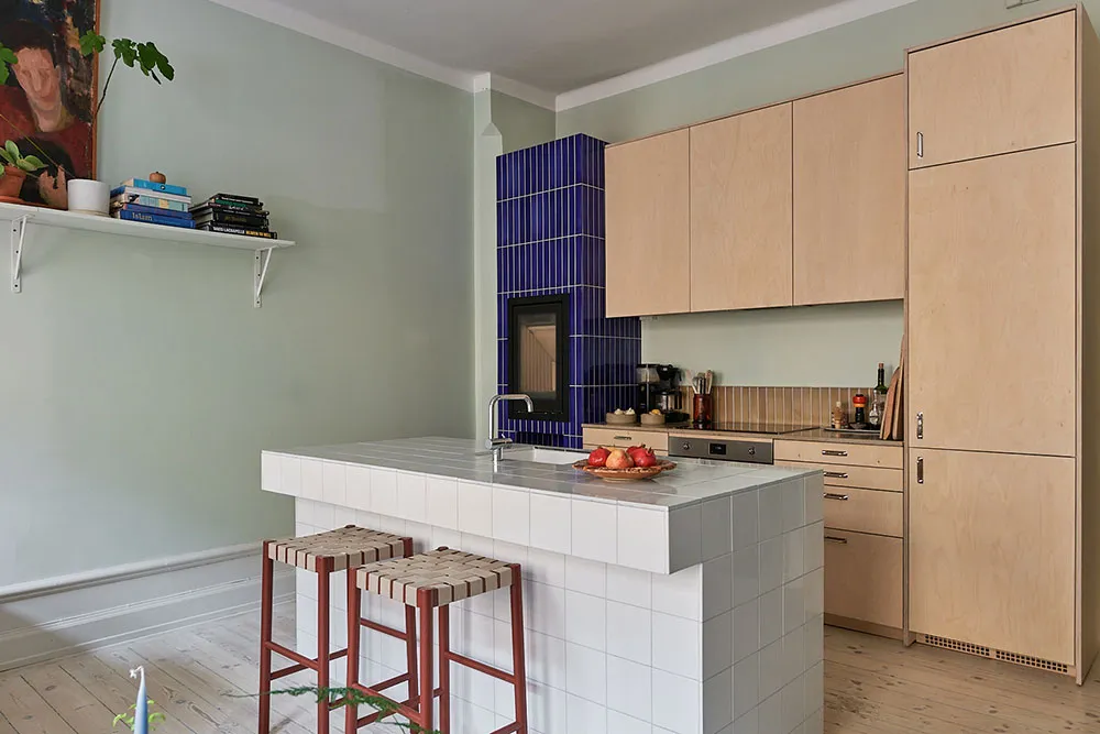 Cuisine en contreplaqué et poêle moderne : un appartement inhabituel à Stockholm (71 m²) - Gallery image 7