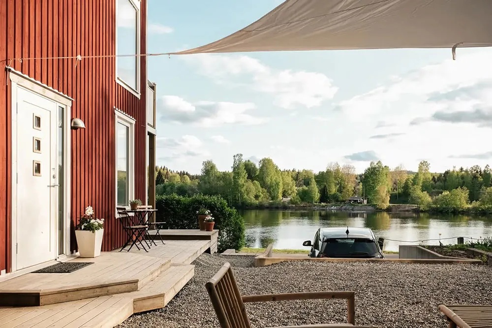 Deuxième lumière et fenêtres partout : maison au bord du lac en Suède - Gallery image 22