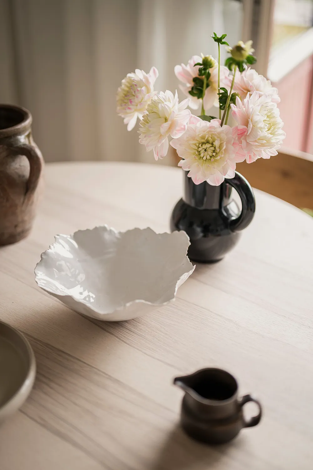 Белая скандинавская квартира с тёмным диваном (79 кв. м) - Gallery image 22