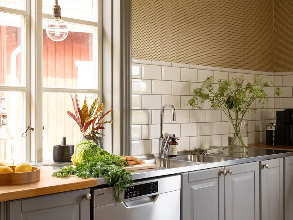 Просторные обновлённые интерьеры традиционной шведской дачи - Gallery image 10