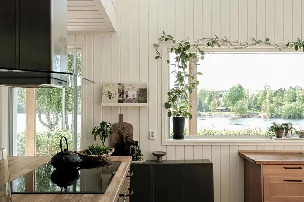 Deuxième lumière et fenêtres partout : maison au bord du lac en Suède - Gallery image 11