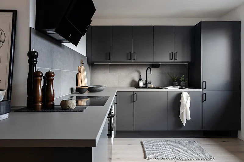 Просторная мансардная квартира со стеклянной перегородкой и балками (108 кв. м) - Gallery image 20