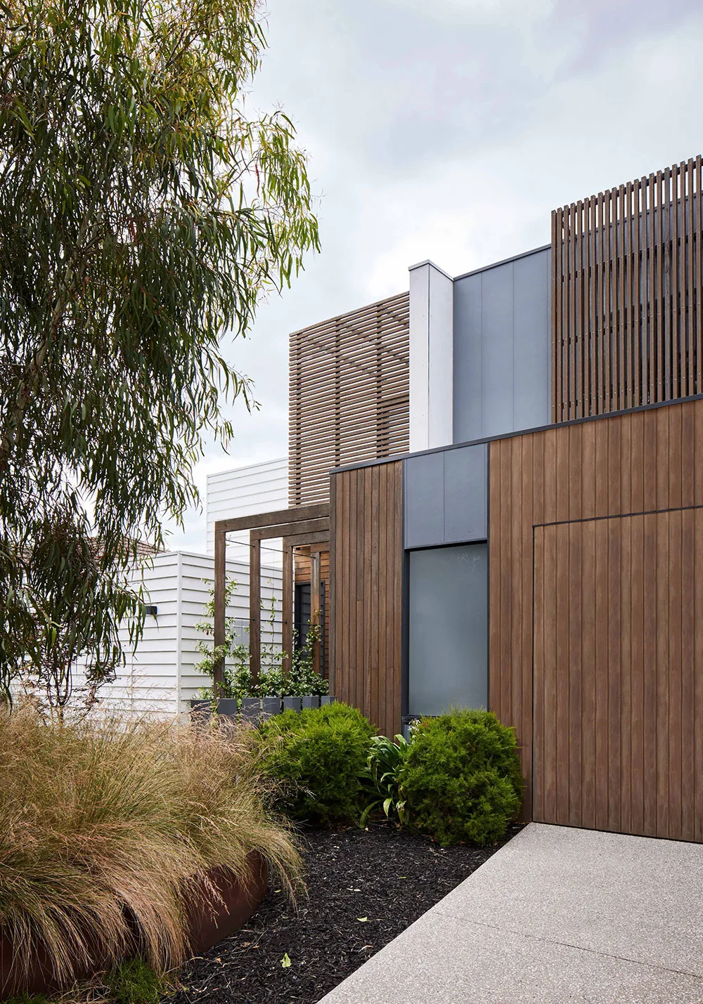 Невеликий сучасний будинок в Австралії з багатьма вікнами - Gallery image 17