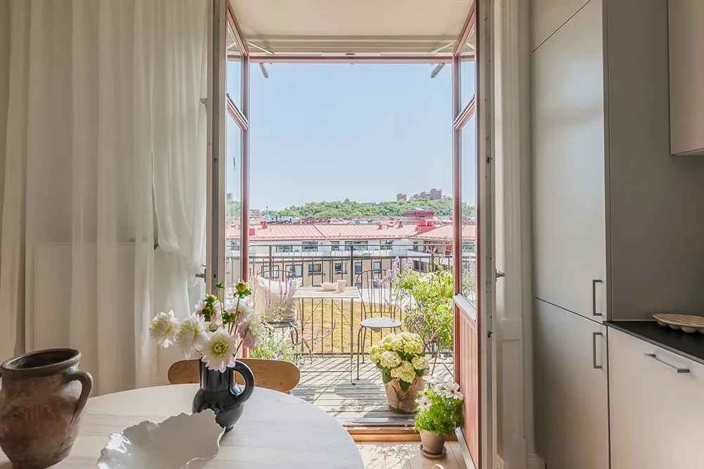 Белая скандинавская квартира с тёмным диваном (79 кв. м) - Gallery image 16