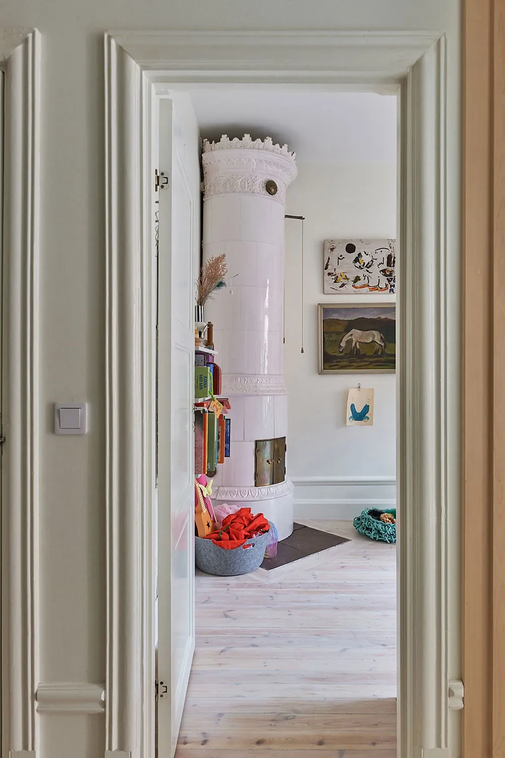 Cuisine en contreplaqué et poêle moderne : un appartement inhabituel à Stockholm (71 m²) - Gallery image 18