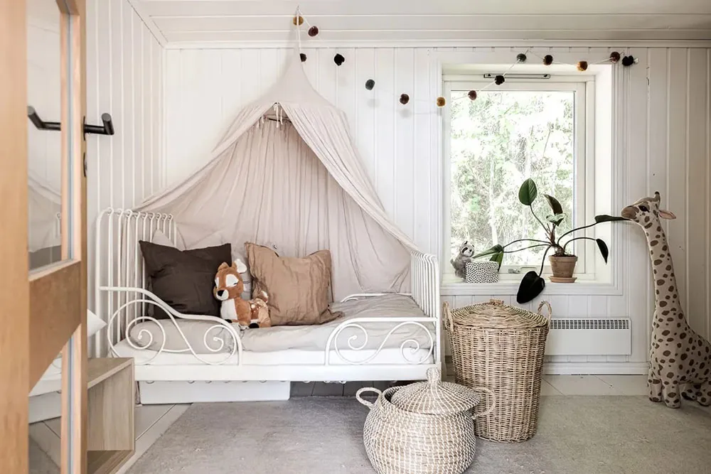 Deuxième lumière et fenêtres partout : maison au bord du lac en Suède - Gallery image 17