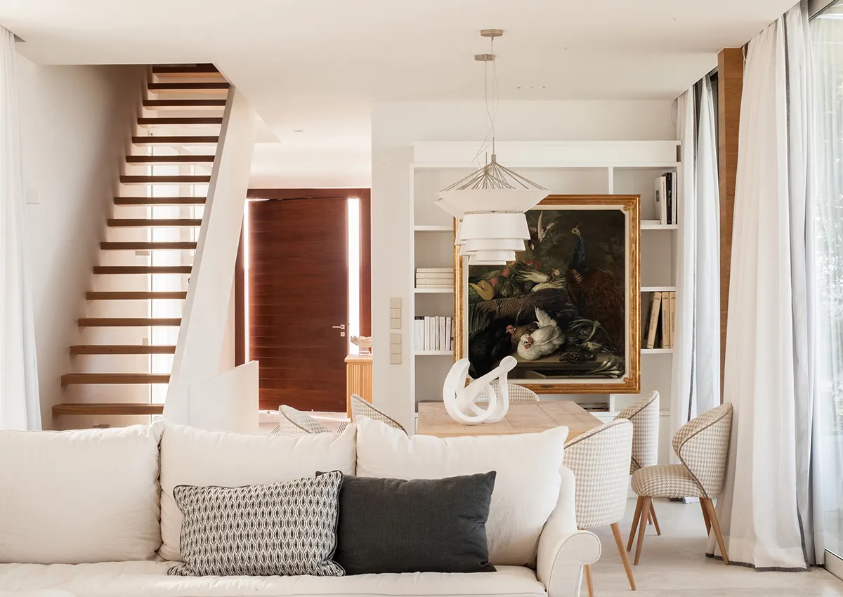 Светлый современный интерьер на берегу моря в Испании - Gallery image 2