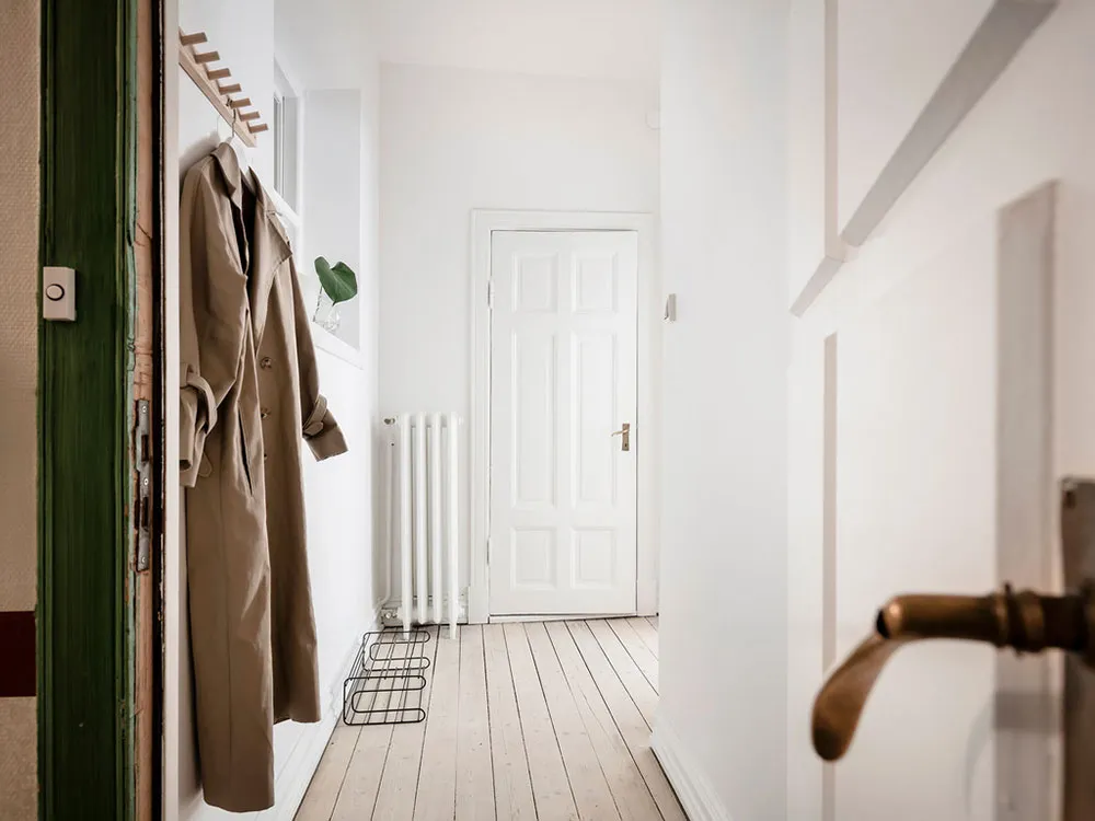 Светлый скандинавский интерьер со старинной кирпичной стеной на кухне (87 кв. м) - Gallery image 17