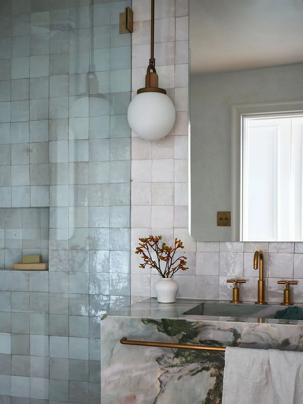 Beautiful Kitchen and Sophisticated Wall Decor: Townhouse in New York - Gallery image 8