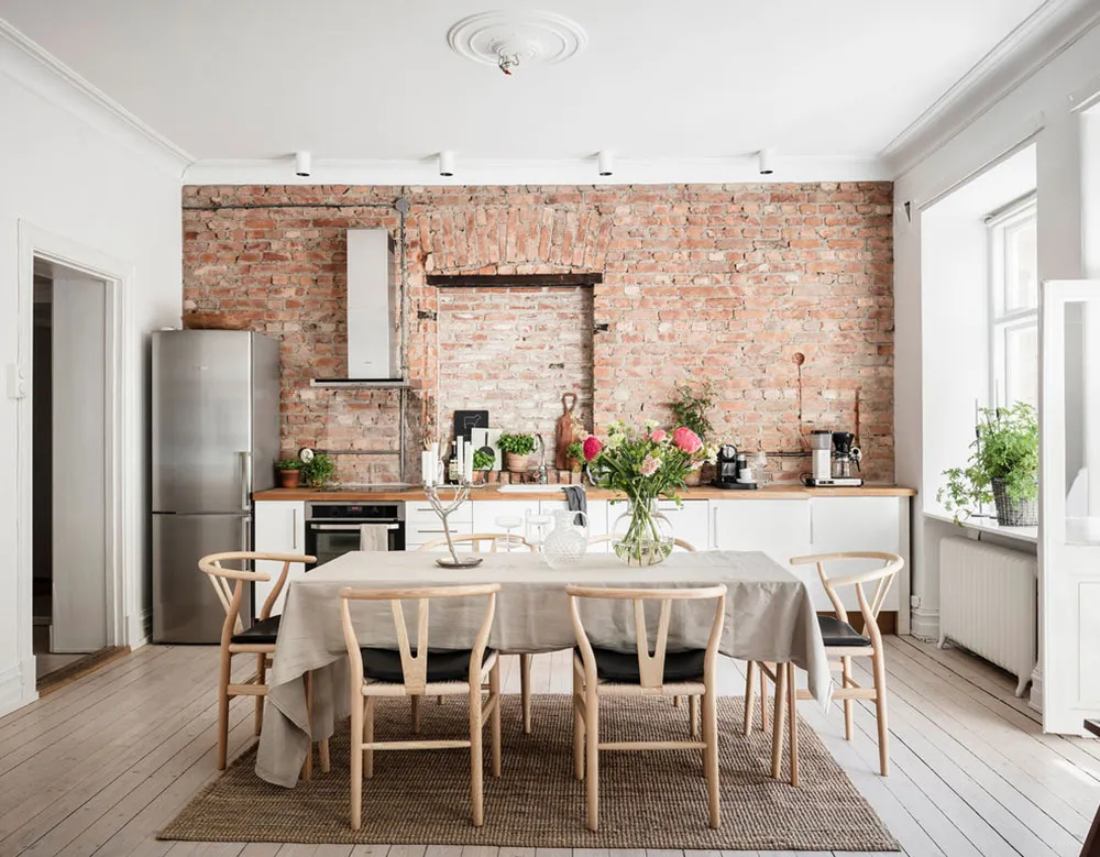Светлый скандинавский интерьер со старинной кирпичной стеной на кухне (87 кв. м) - Gallery image 4