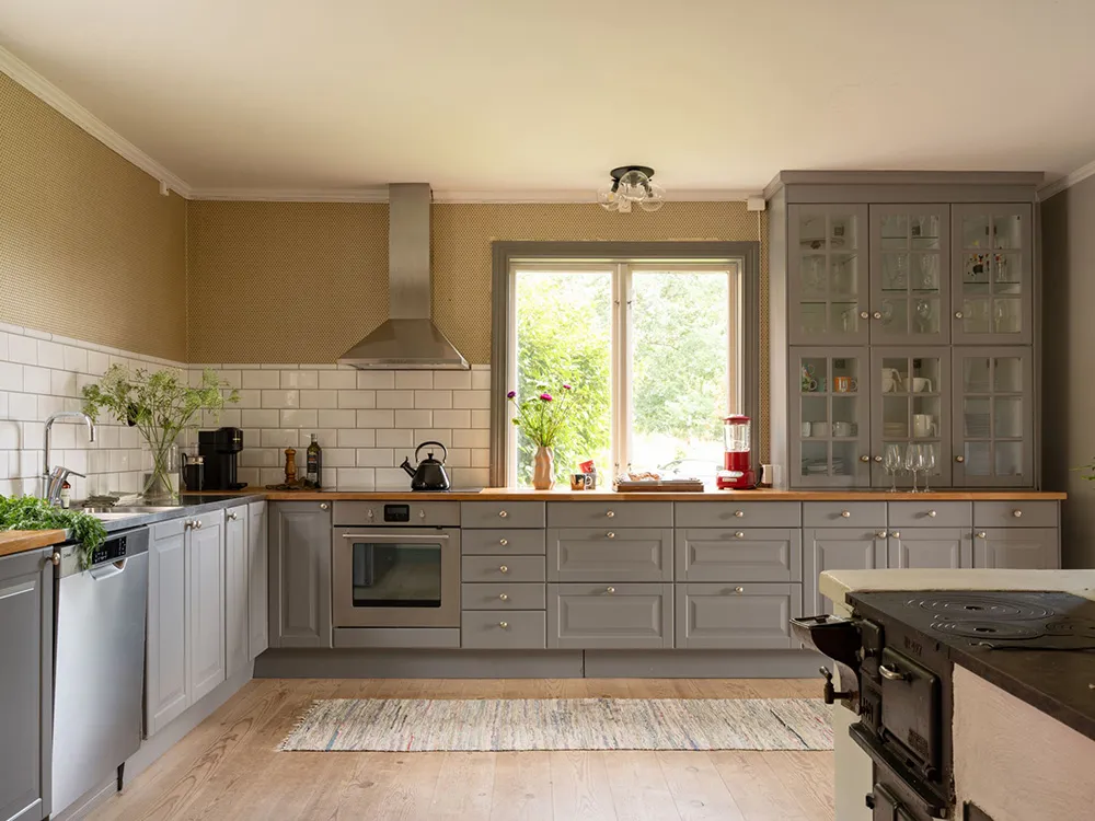 Просторные обновлённые интерьеры традиционной шведской дачи - Gallery image 9