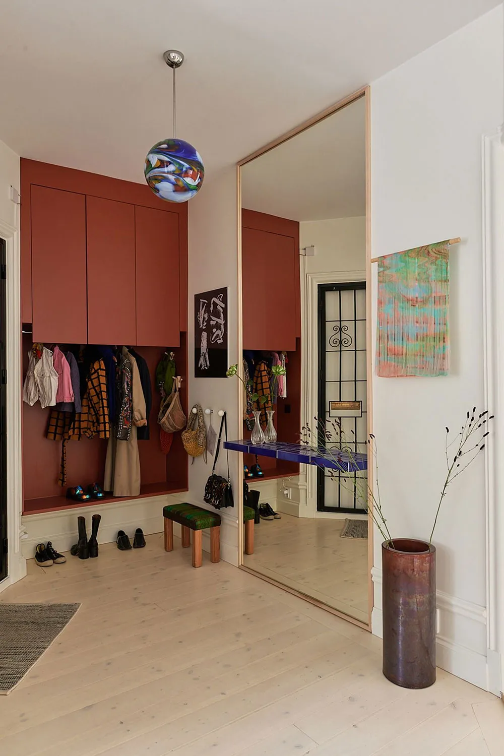 Cuisine en contreplaqué et poêle moderne : un appartement inhabituel à Stockholm (71 m²) - Gallery image 23