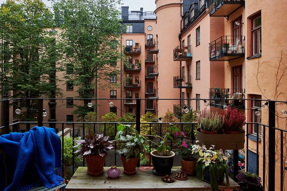 Cuisine en contreplaqué et poêle moderne : un appartement inhabituel à Stockholm (71 m²) - Gallery image 25