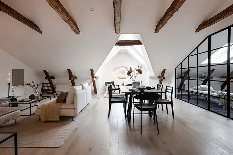 Просторная мансардная квартира со стеклянной перегородкой и балками (108 кв. м) - Gallery image 4