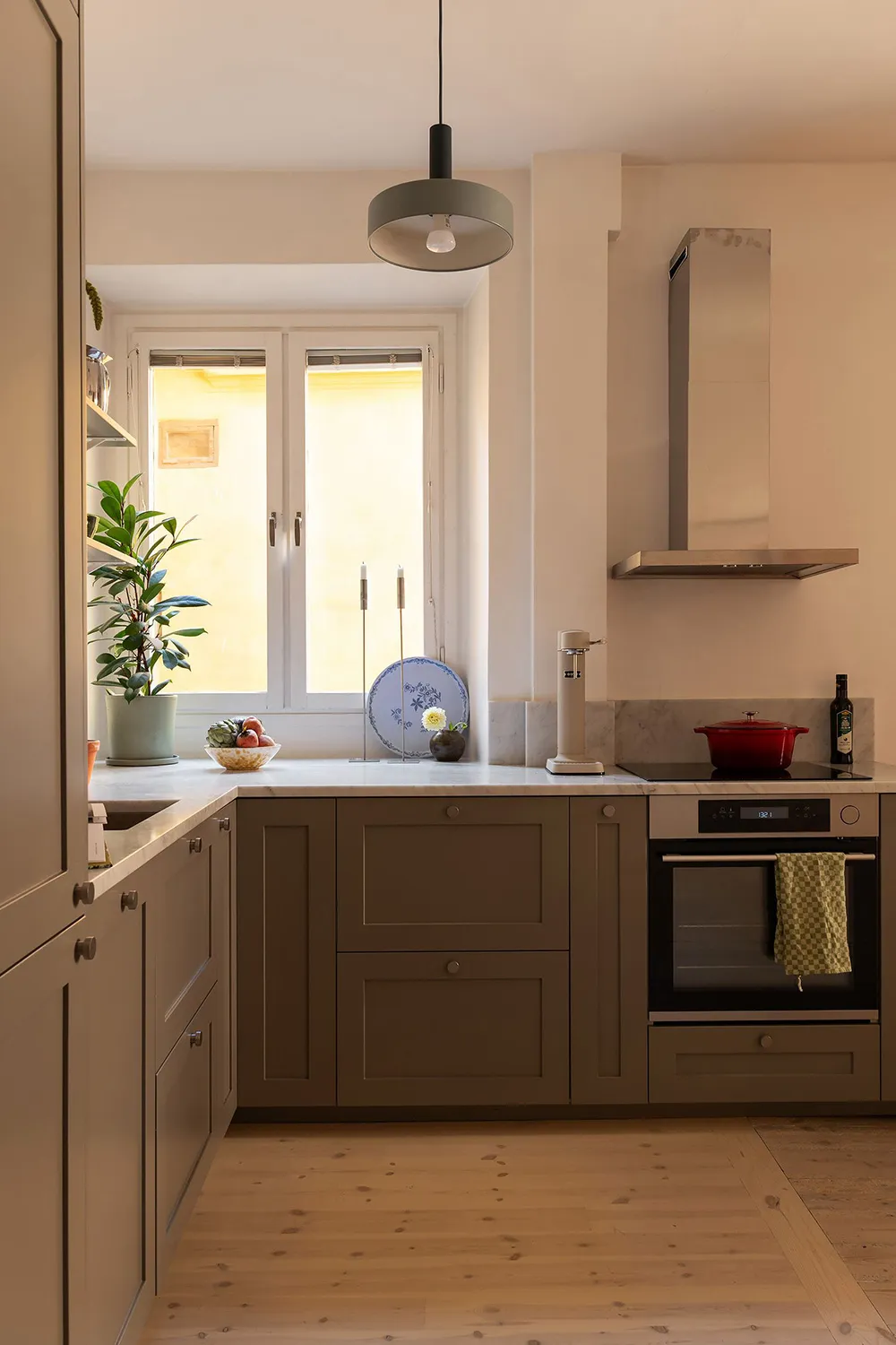 Стильний інтер'єр малої квартири з видом на кам'яну стіну (44 кв. м) - Gallery image 20