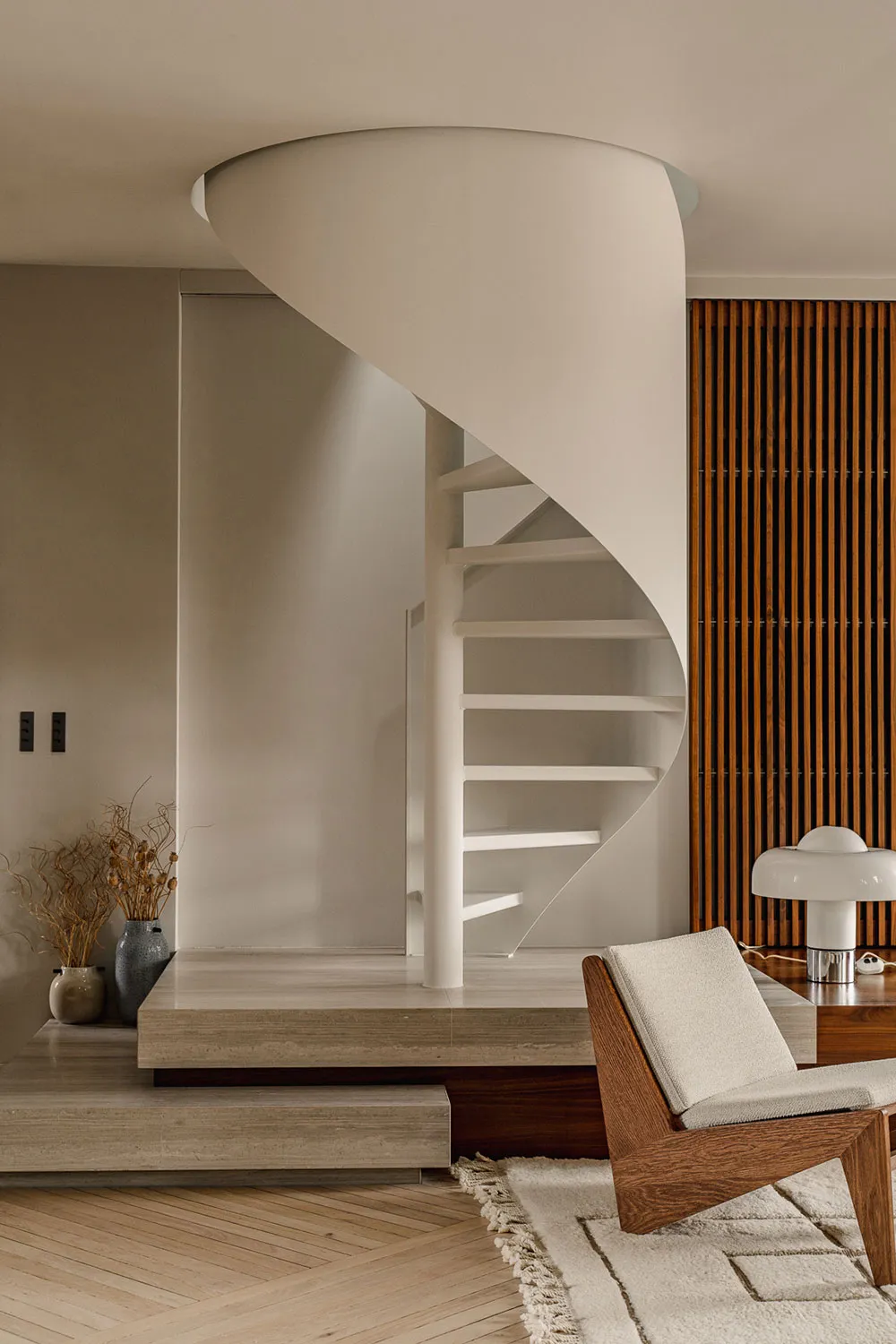 एक और पेरिस… छत के नीचे स्थित यह आकर्षक अपार्टमेंट, आधुनिक एवं स्टाइलिश डिज़ाइन का उत्कृष्ट उदाहरण है. - Gallery image 28