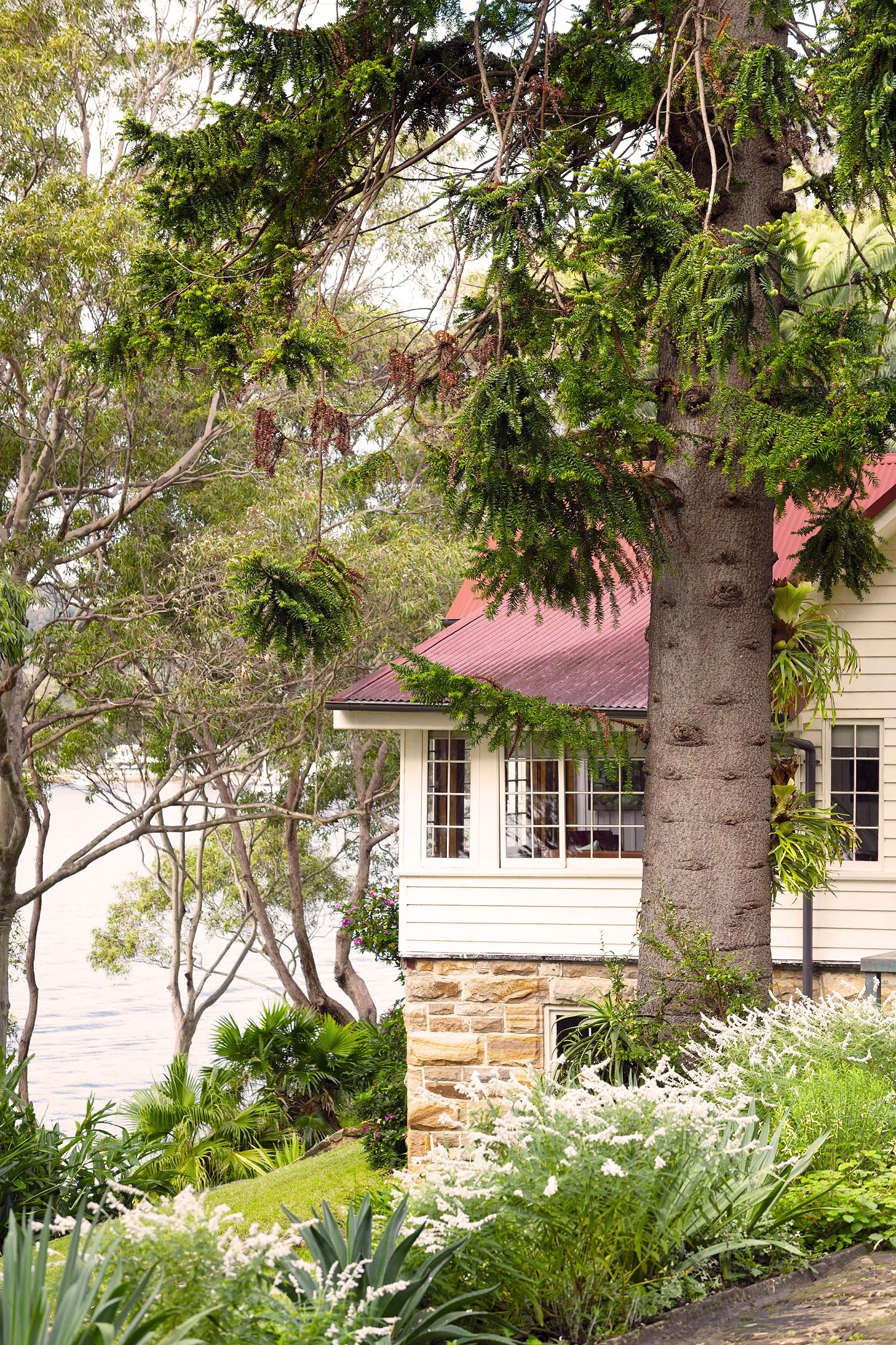 Amenos interiores de madera en un antiguo coto de campo en la costa de Australia - Gallery image 1