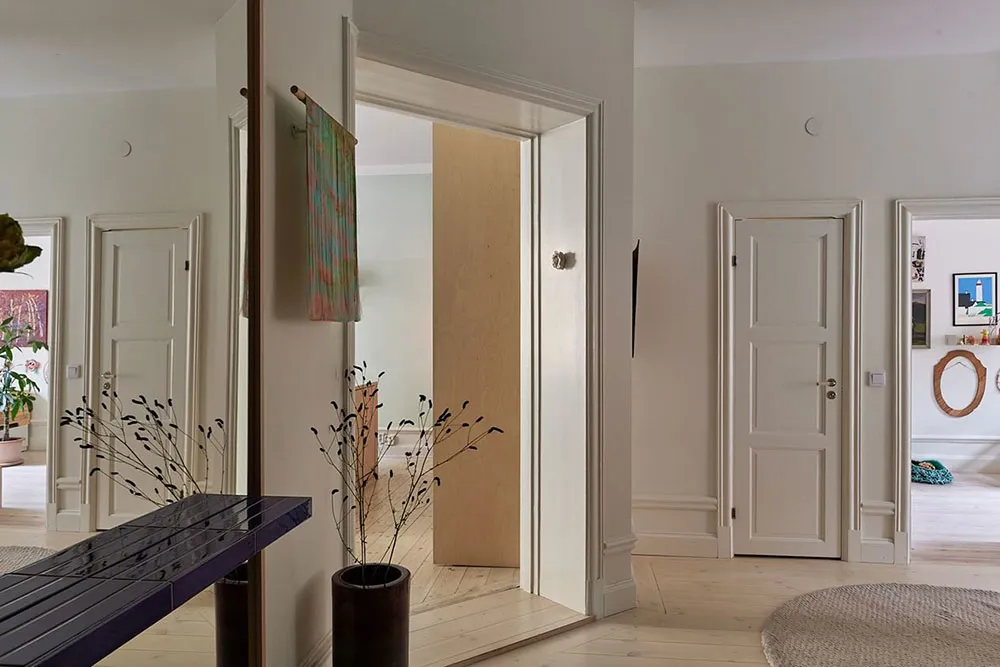 Cuisine en contreplaqué et poêle moderne : un appartement inhabituel à Stockholm (71 m²) - Gallery image 19