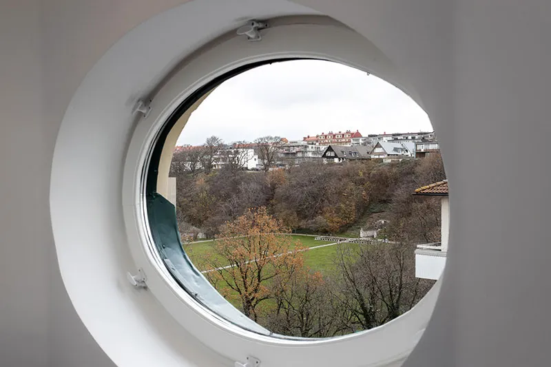 Просторная мансардная квартира со стеклянной перегородкой и балками (108 кв. м) - Gallery image 7