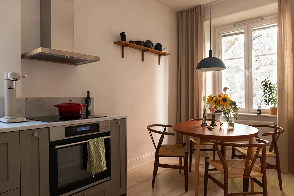 Стильний інтер'єр малої квартири з видом на кам'яну стіну (44 кв. м) - Gallery image 23