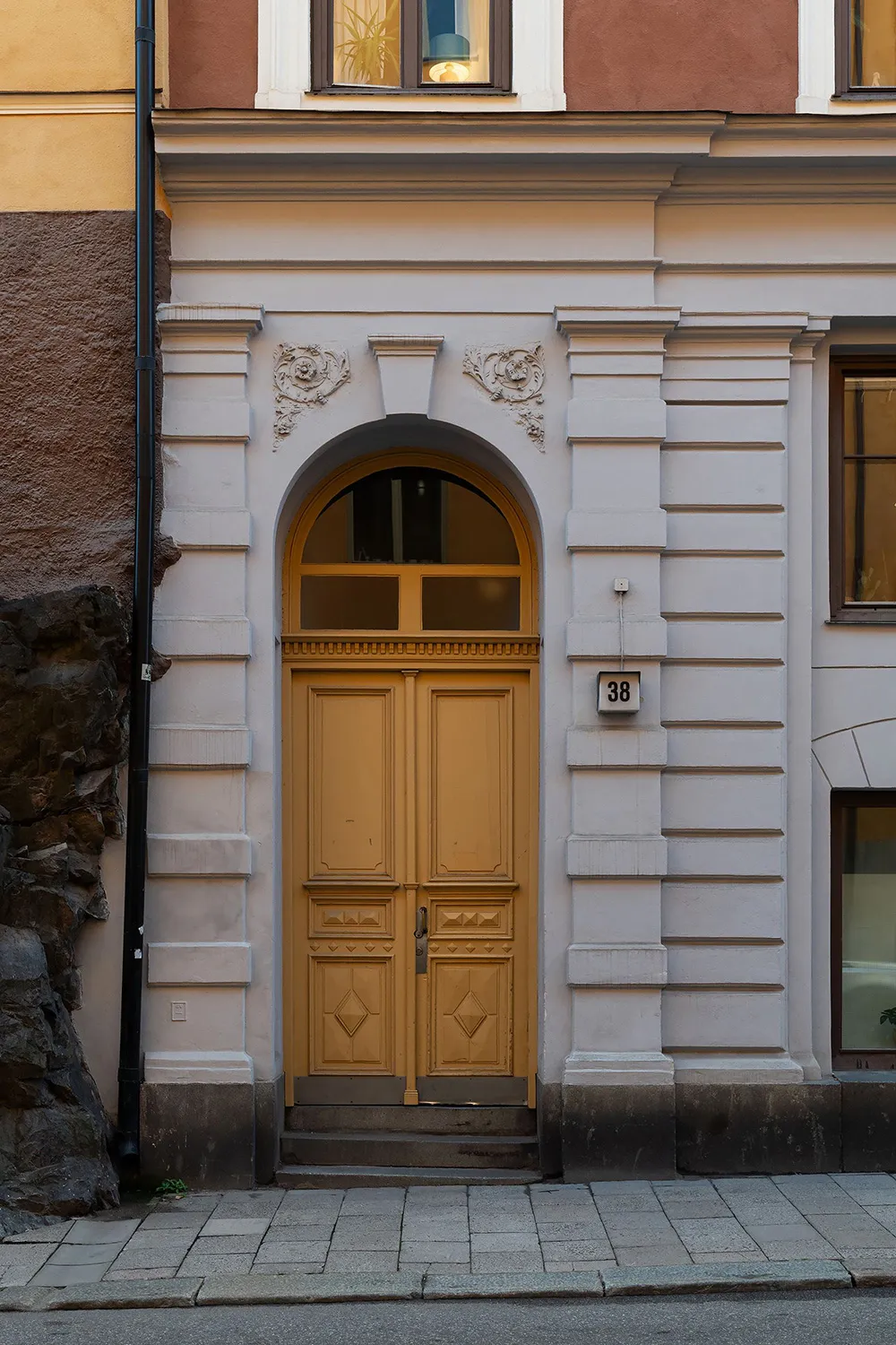 Стильний інтер'єр малої квартири з видом на кам'яну стіну (44 кв. м) - Gallery image 1