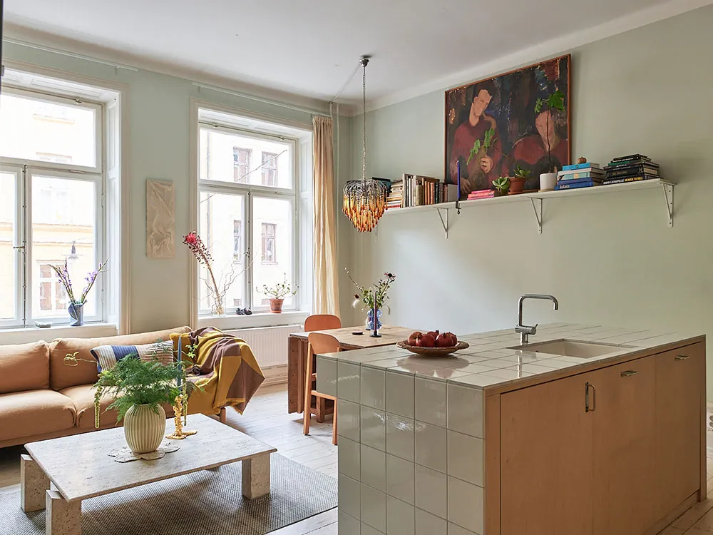 Cuisine en contreplaqué et poêle moderne : un appartement inhabituel à Stockholm (71 m²) - Gallery image 3