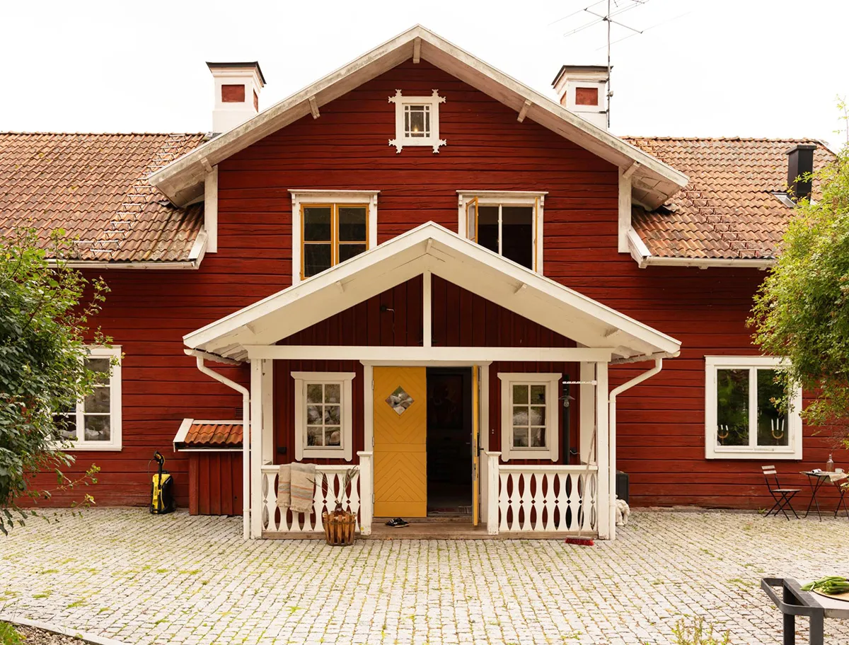 Просторные обновлённые интерьеры традиционной шведской дачи - Gallery image 0