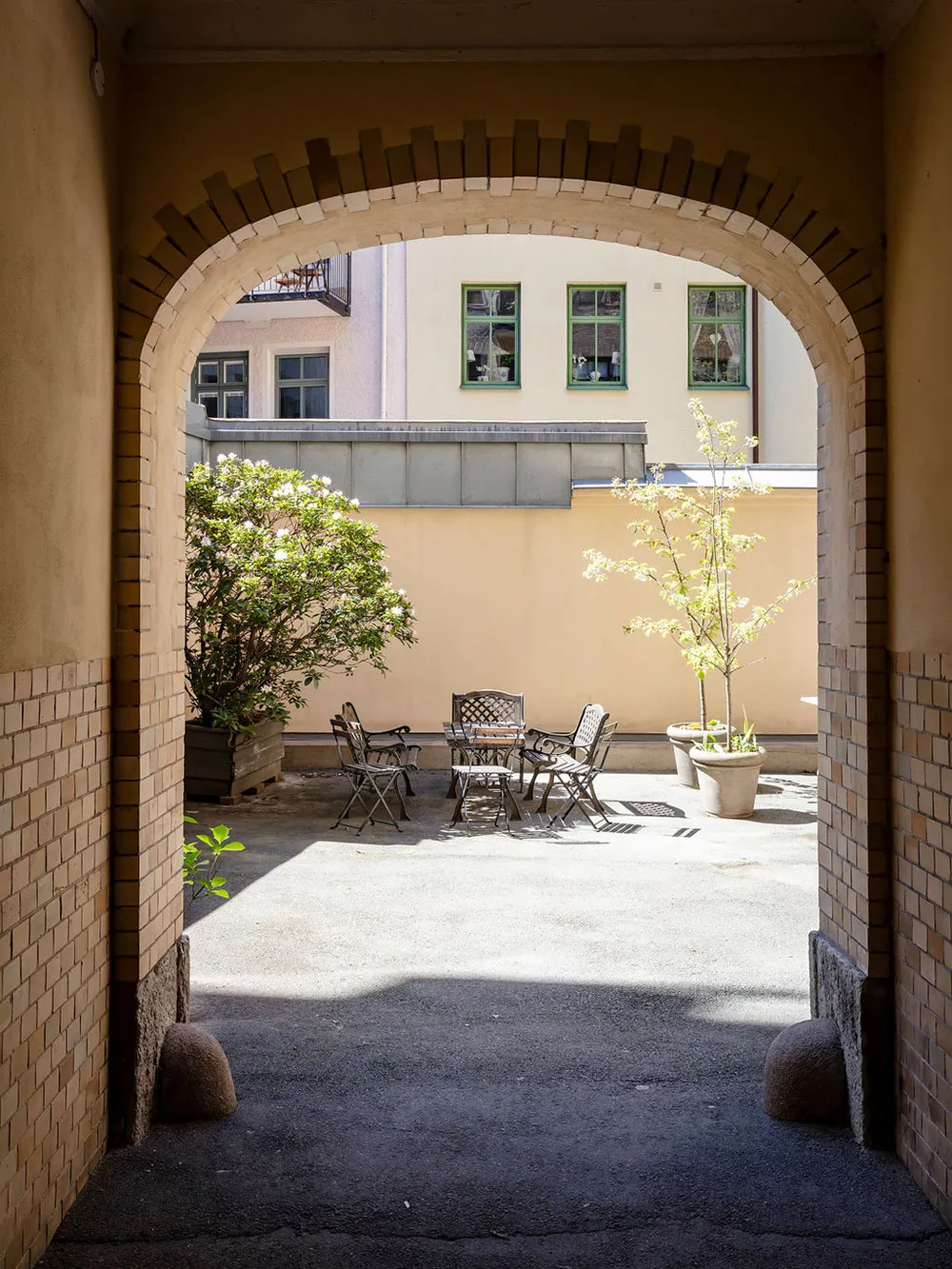 Светлый скандинавский интерьер со старинной кирпичной стеной на кухне (87 кв. м) - Gallery image 20