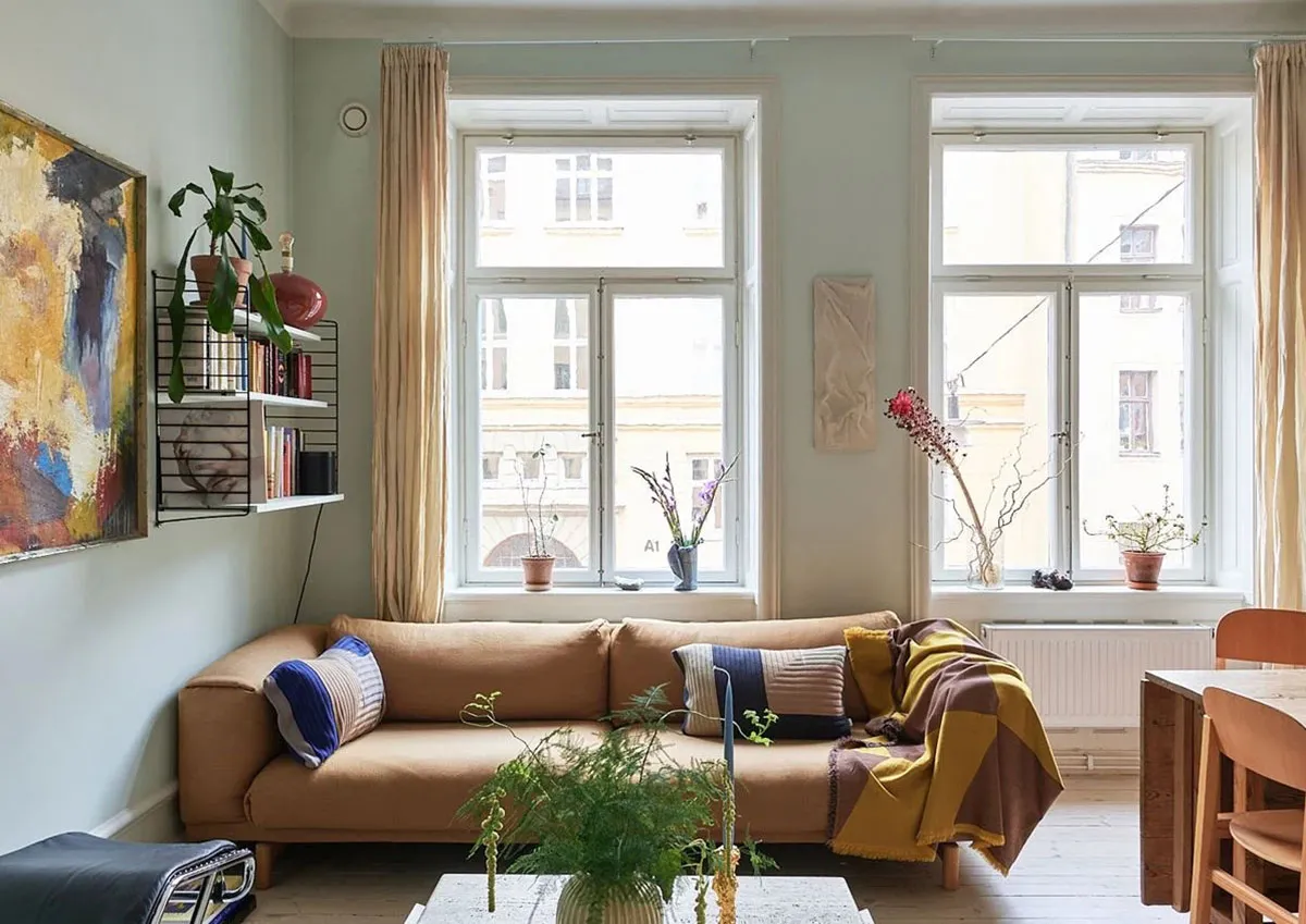 Cuisine en contreplaqué et poêle moderne : un appartement inhabituel à Stockholm (71 m²) - Gallery image 2