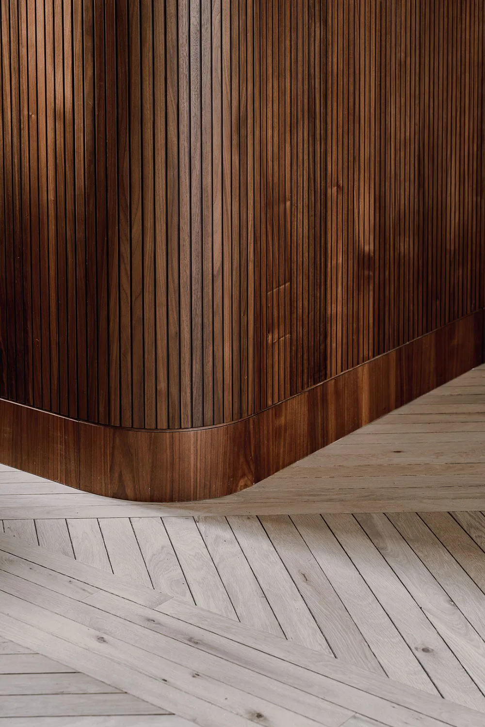 एक और पेरिस… छत के नीचे स्थित यह आकर्षक अपार्टमेंट, आधुनिक एवं स्टाइलिश डिज़ाइन का उत्कृष्ट उदाहरण है. - Gallery image 8