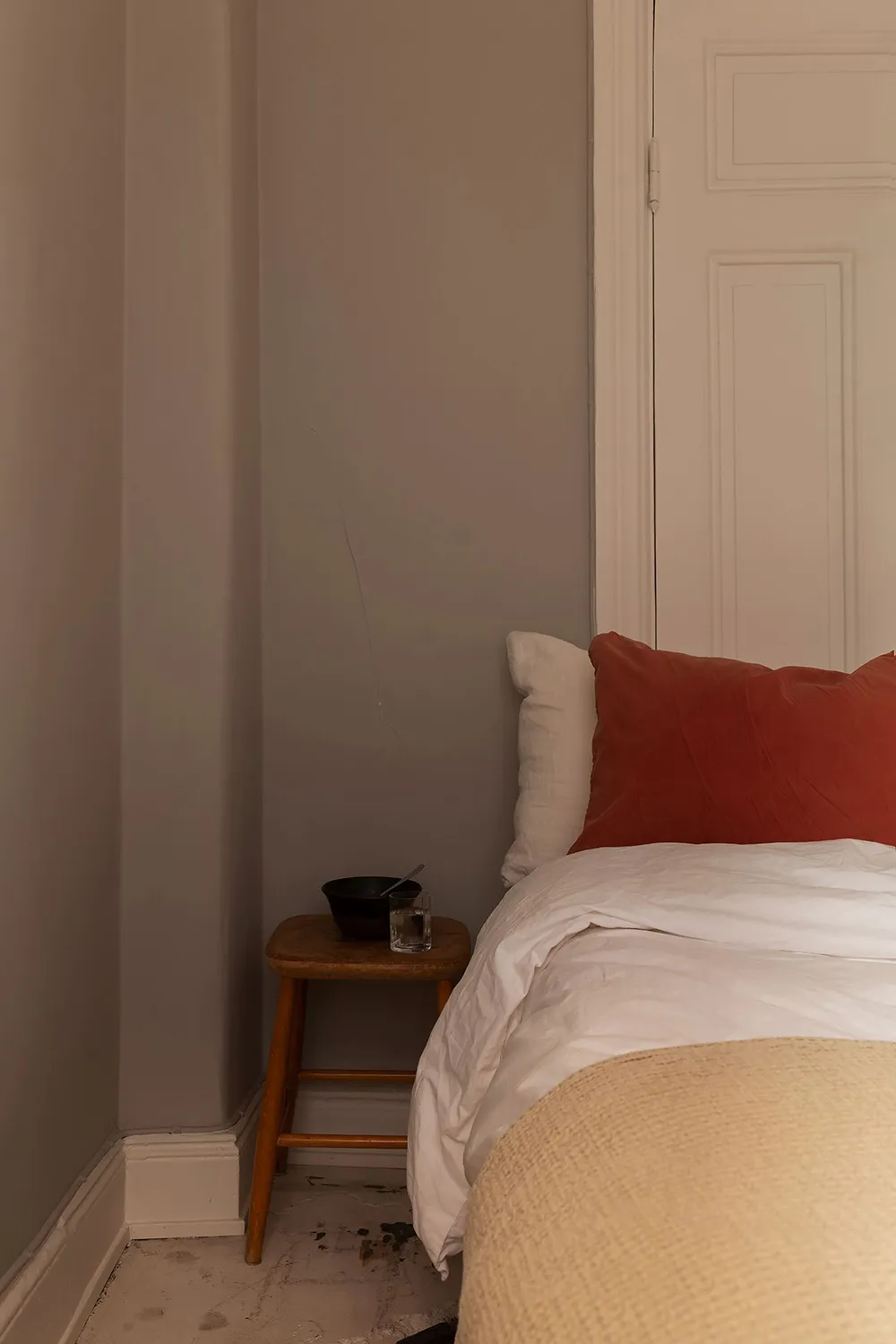 Стильний інтер'єр малої квартири з видом на кам'яну стіну (44 кв. м) - Gallery image 11