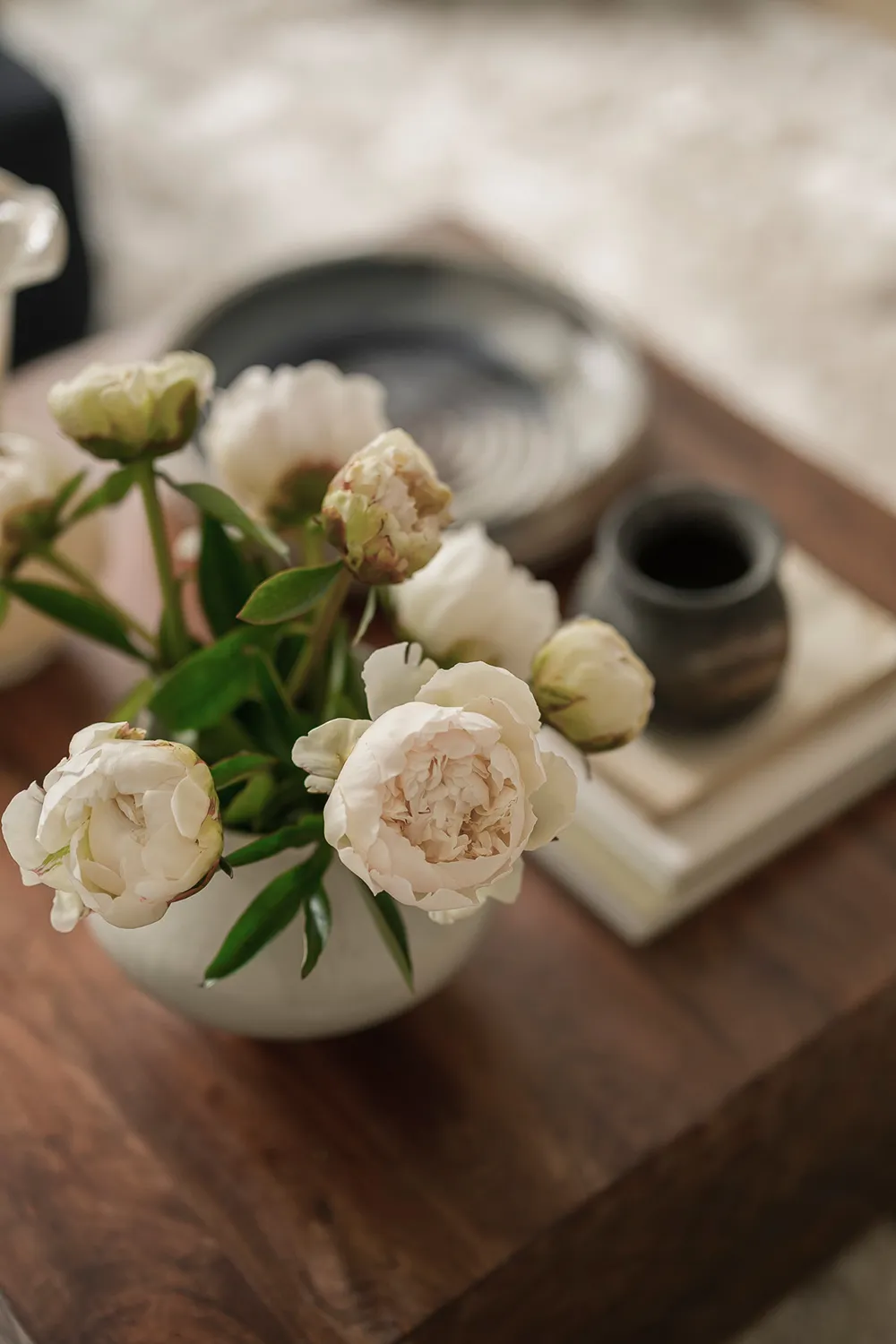 Белая скандинавская квартира с тёмным диваном (79 кв. м) - Gallery image 5