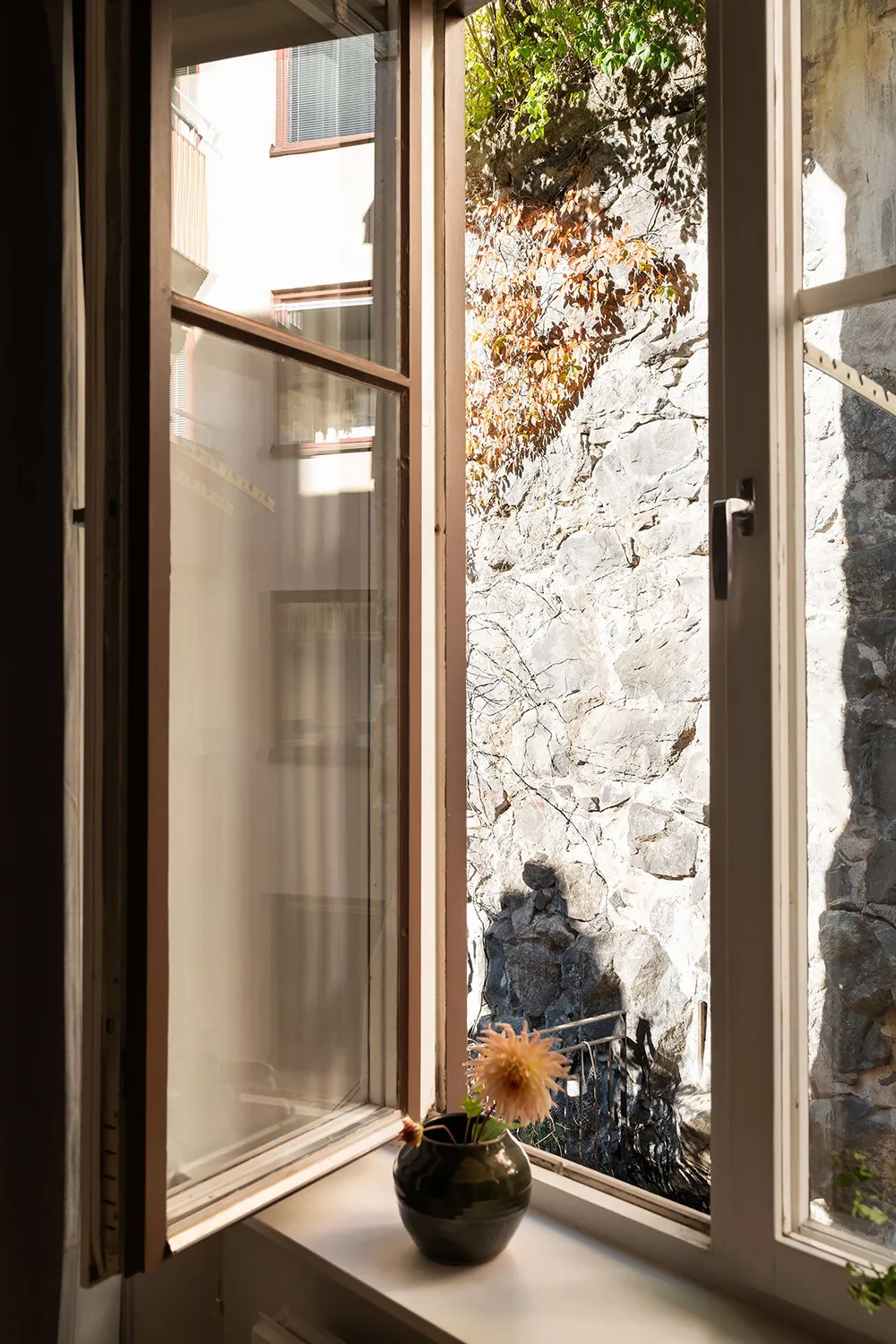 Стильний інтер'єр малої квартири з видом на кам'яну стіну (44 кв. м) - Gallery image 24