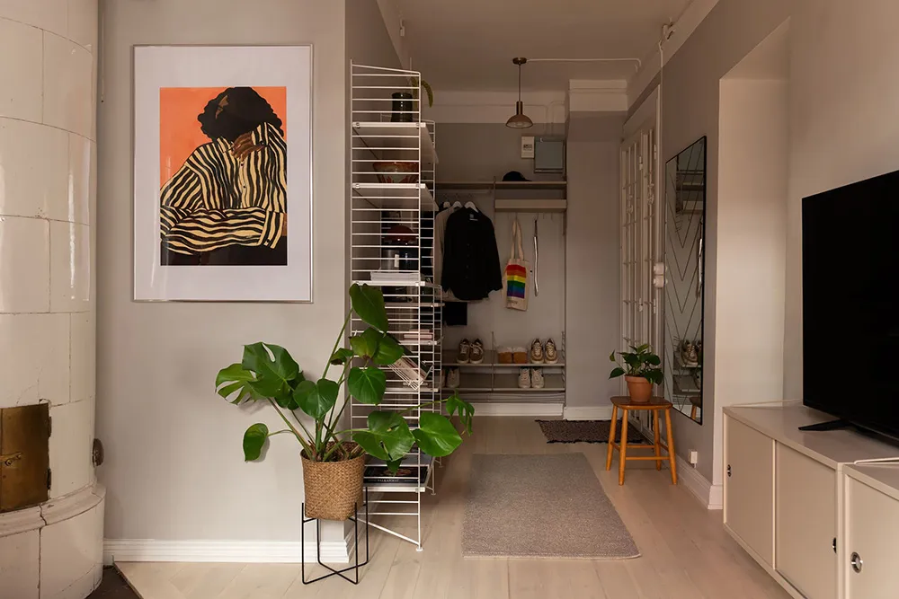 Стильний інтер'єр малої квартири з видом на кам'яну стіну (44 кв. м) - Gallery image 26